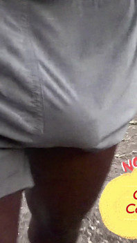 Je me balance sur une promenade dans cette chaleur intense