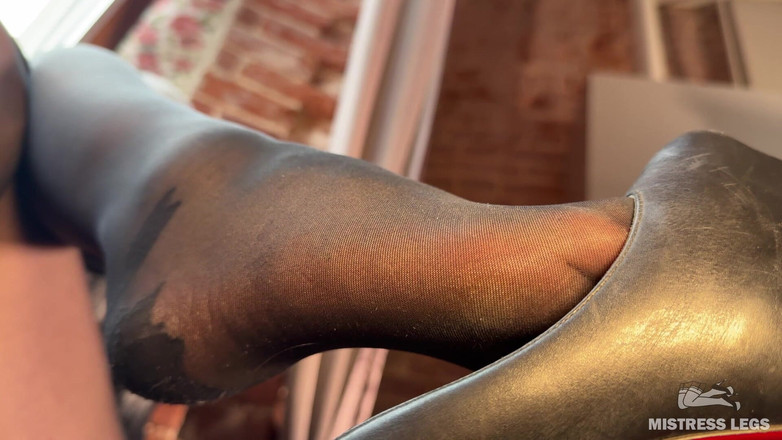 Mistress Legs: Louboutin'im senin üzerinde sallarken görmezden geliniyor: sheer naylon ibadeti bekliyor