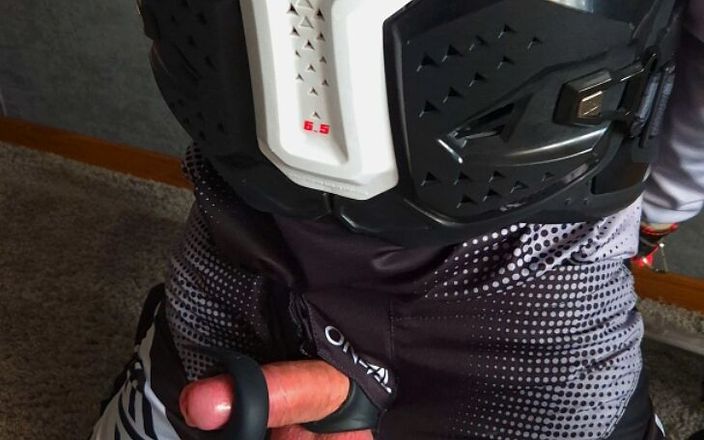 Sneakersmax98: Auto esclavitud de un motociclista caliente en plena marcha