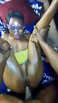 Las piernas de ébano caseras se extienden - explosión de preñada en primer plano