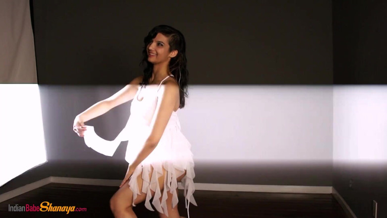 Shanaya: Shanaya Hintli porno prenses çıplak dans ediyor