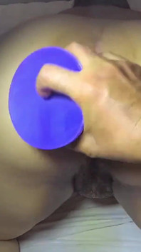 È stato fatto un culo enorme per avere un enorme dildo dentro