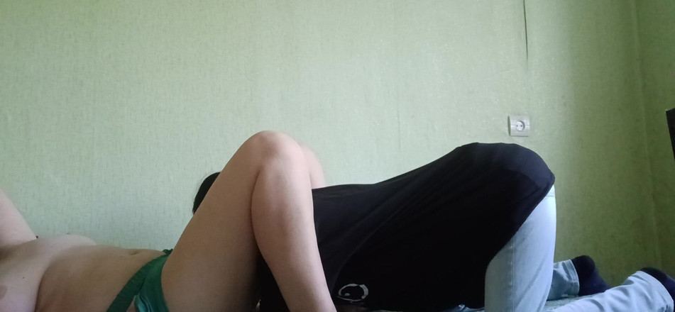 Lesbian-candys: Aku jilat memek berbulu ibu tiri pacarku waktu dia lagi...
