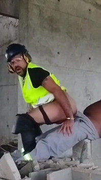 Jour férié et ouvriers qui baisent dans la construction