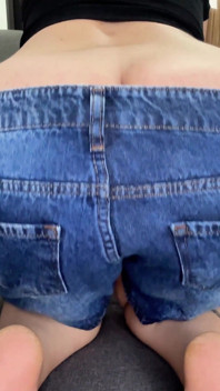Blasts kentut pantat seluar jeans pendek terus ke muka awak