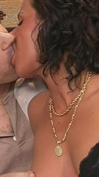 Verleidelijke brunette milf gevingerd en geneukt tot extase op de bank