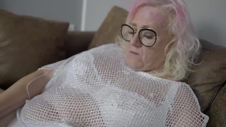 Old & Young: The Neighbor Boy Sees How a Horny Granny Fucks Her...