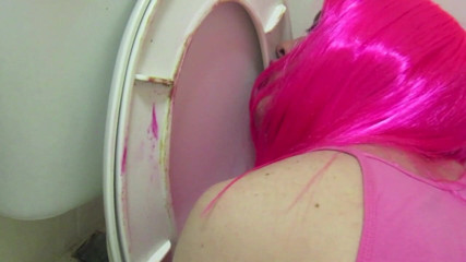 Lilly Disgrace: La pulizia del bagno con moof