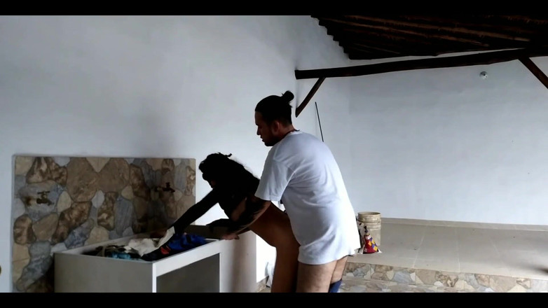 xMilfucker: Fotto la cameriera mentre lei si lava