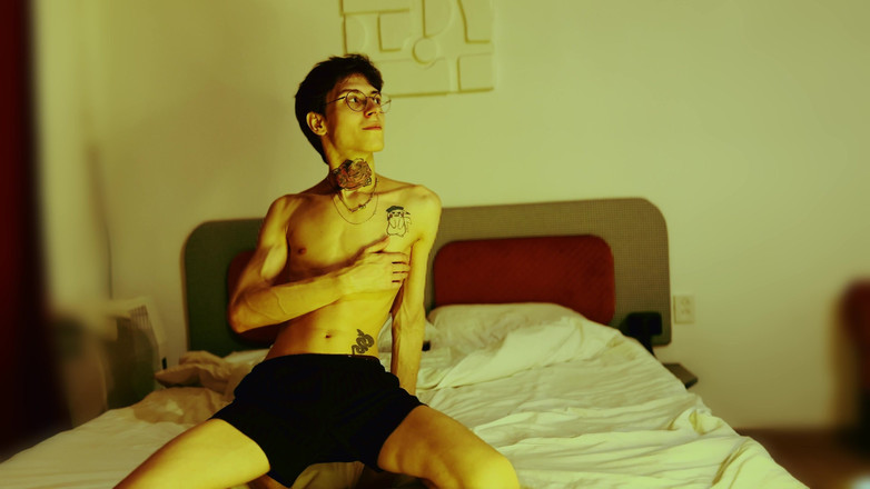 HotDogs studio: Am stat la hotel și am decis să mă masturbez până...