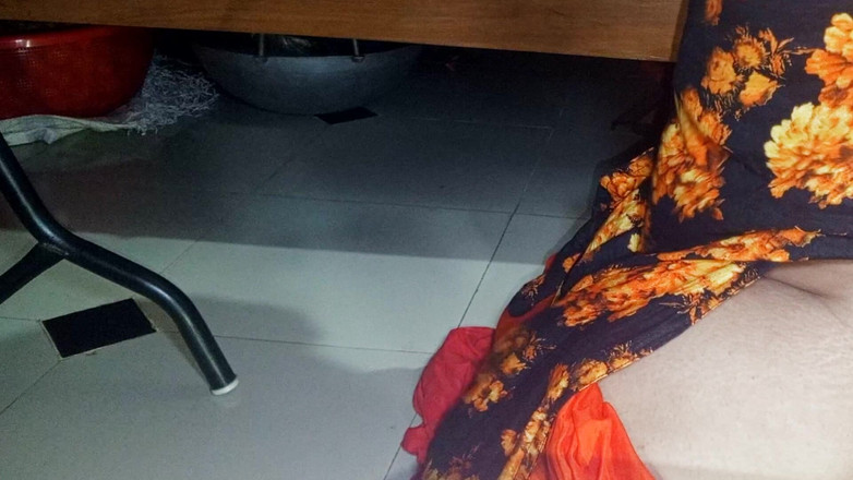 Dhaka studio: Il fratellastro ha scopato la sorellastra mentre è bloccata nel letto