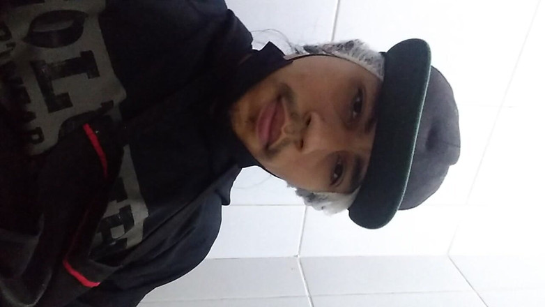 AlexAlejandro13: Un homme est assis dans la salle de bain