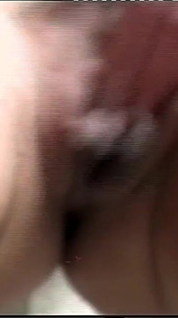 Mooie sexy milf met perfecte tieten en poesjesstreep vingert zichzelf en geniet