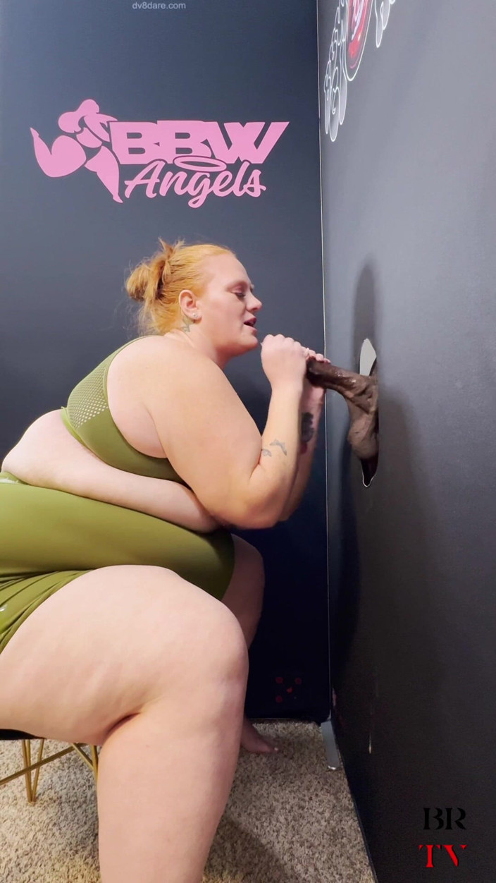 Blvck Rose TV: 글로리홀에서 낯선 사람의 얼굴을 따먹는 SSBBW Julie Ginger