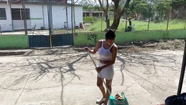 Jag är uttråkad och sveper utanför mitt hus och min granne inbjuder mig att knulla och jag accepterar