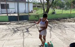 Eu estou entediado varrendo fora da minha casa e meu vizinho me convida para foder e eu aceito