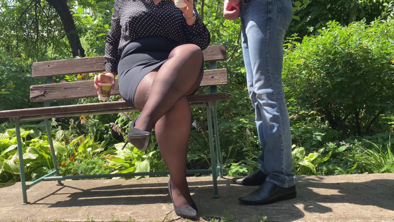 OurFetishLife: Hete milf melkte grote pik sperma in haar koffie buitenshuis...