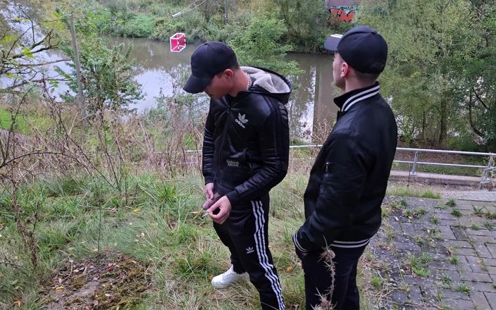 boyzxy212: Trai đồng tính có vảy vuốt ve và bú cu ngoài...