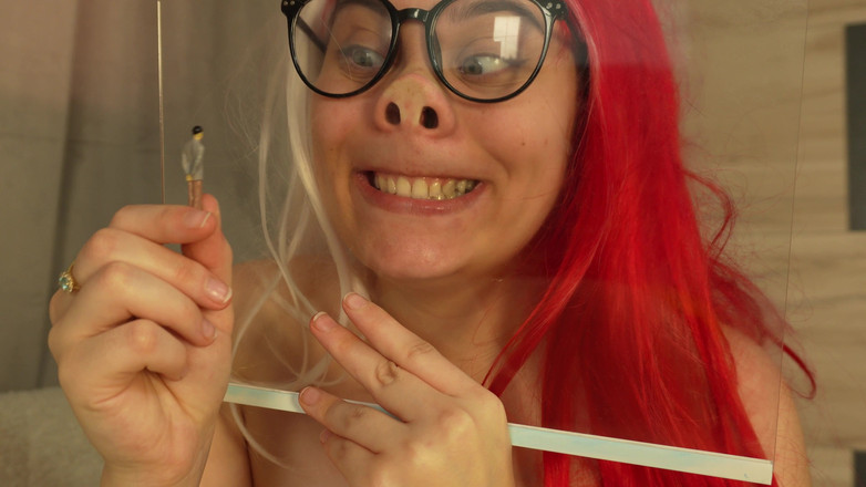 AmayaMori: Pequeña giganta en primer plano presiona contra el vidrio