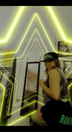 Suzy Wylde: 3704772852.mp4