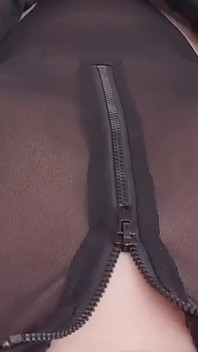 Der hauchdünne nylon-body sieht perfekt auf meinem nackten körper aus