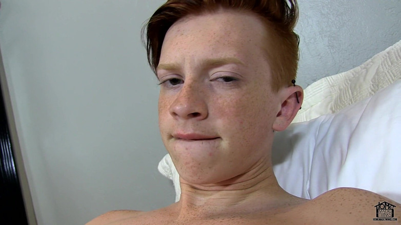 Homemade Twinks: Masturbandosi con Elijah in camera da letto