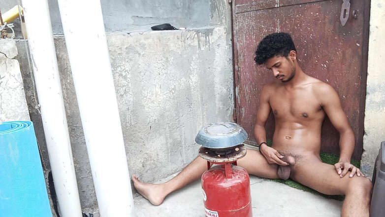 Curlyboy: Indisk pojke naken masterbating cum medan han gör sin måltid...