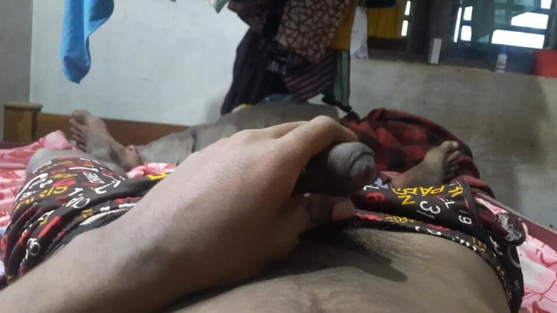 Wheyincognito: Gadis 18 tahun dengan kontol berbulu lagi masturbasi
