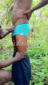 Eboni dengan pinggang besar menghisap zakar hitam besar saya di dalam hutan sebelum mengongkek pantat gemuknya gaya doggy
