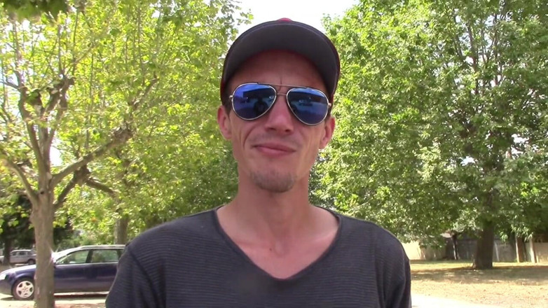 YOUNG FUCKED BY OLDER: Twink açık havada Uber sürücüsü tarafından prezervatifsiz sikiliyor