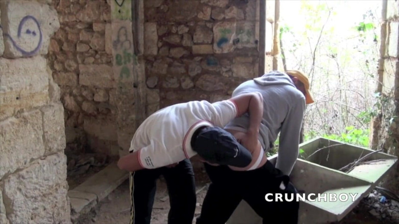 Crunch Boy: Mike fodido por um sexy latino gêmeo ao ar livre...