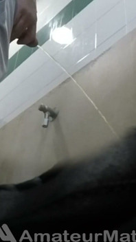Amateur Hetero Jongen Betrapt Op Plassen Bij Openbaar Toileturinoir