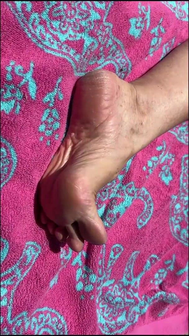 Aunt Ann: Nenek nakal ini mamerin kaki mesumnya sama nenek seksi 2