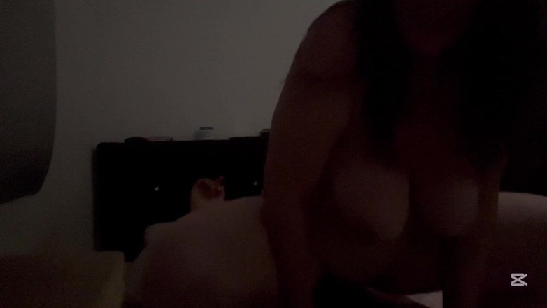 Lazosprohibidos: Dospělá přijíždí a jezdí nahoře, nevlastní syn přichází a stříká...