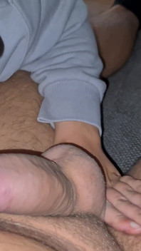 Bel pompino la sera sul divano, lui mi viene in bocca!