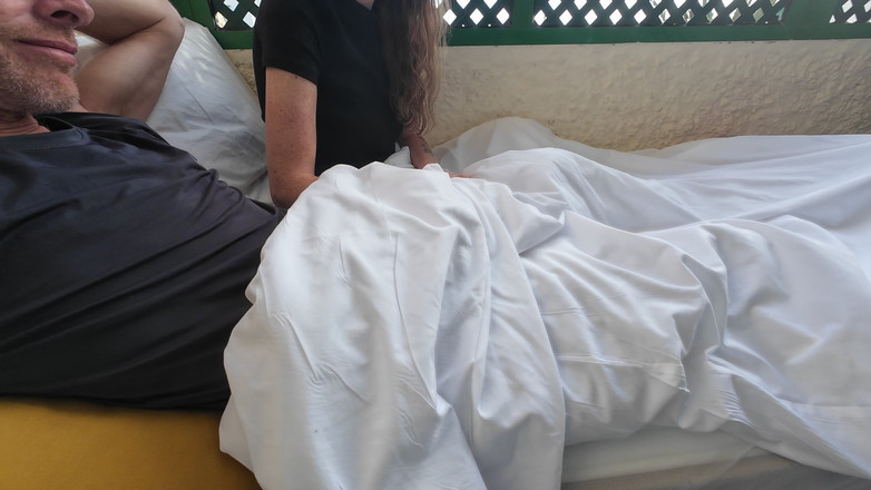 SkinnyWithAHugeDick: Дражнить його великий член на балконі нашого готелю