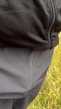Assistindo Isso, Não Posso Me Ajudar a Ficar Duro. Uma Comoção Muito Lenta De Mim Andando Comando Em Meus Shorts No Parque.