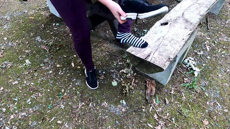 Bouncy Tits Action: Pomocí její prsa a vagina při pikniku