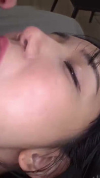每个人都在直播中看到的可爱的黄铜乐队美女。