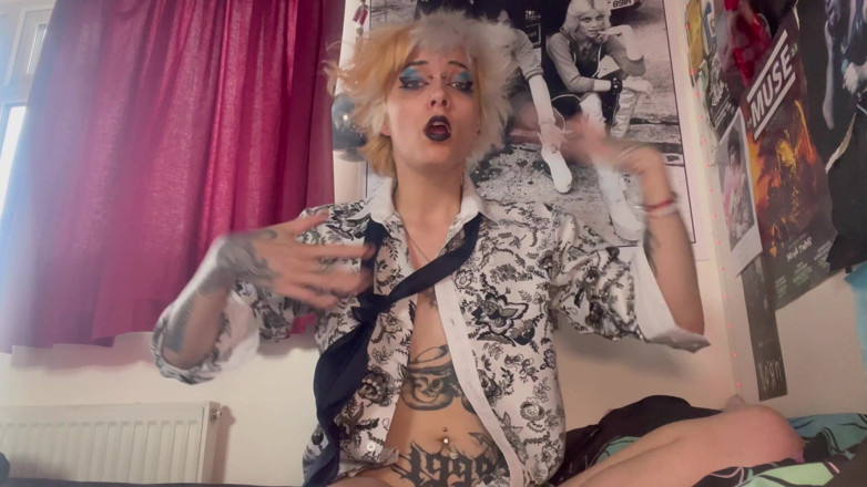 Glitterqueen1999: Goth büroangestellte hat ein herz und resus