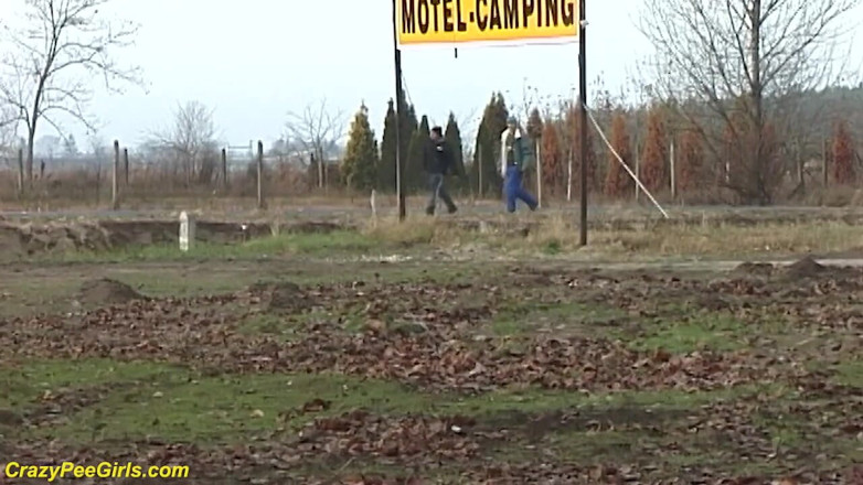 Crazy pee girls: Pelirroja esposa meando en al aire libre