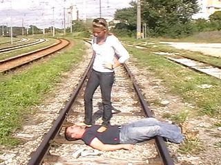 Femdom Austria: रेलवे ट्रैक रौंदना