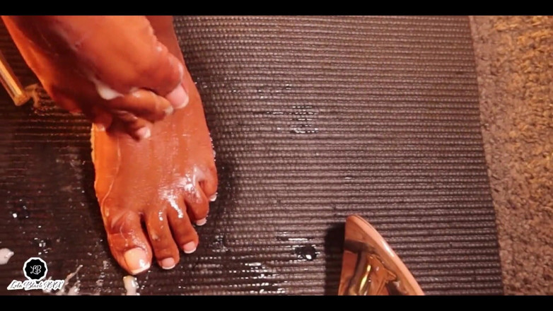 LOLA BLACK XXX: Lolla black XXX dita dei piedi ebano e piante dei...