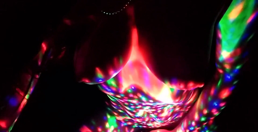 AdalynnX: 在黑暗中跳舞和摩擦我饥渴的身体，一些三合一的灯光照在我身上。