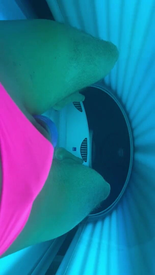 HotnHorny: Fun coquin dans un salon de bronzage