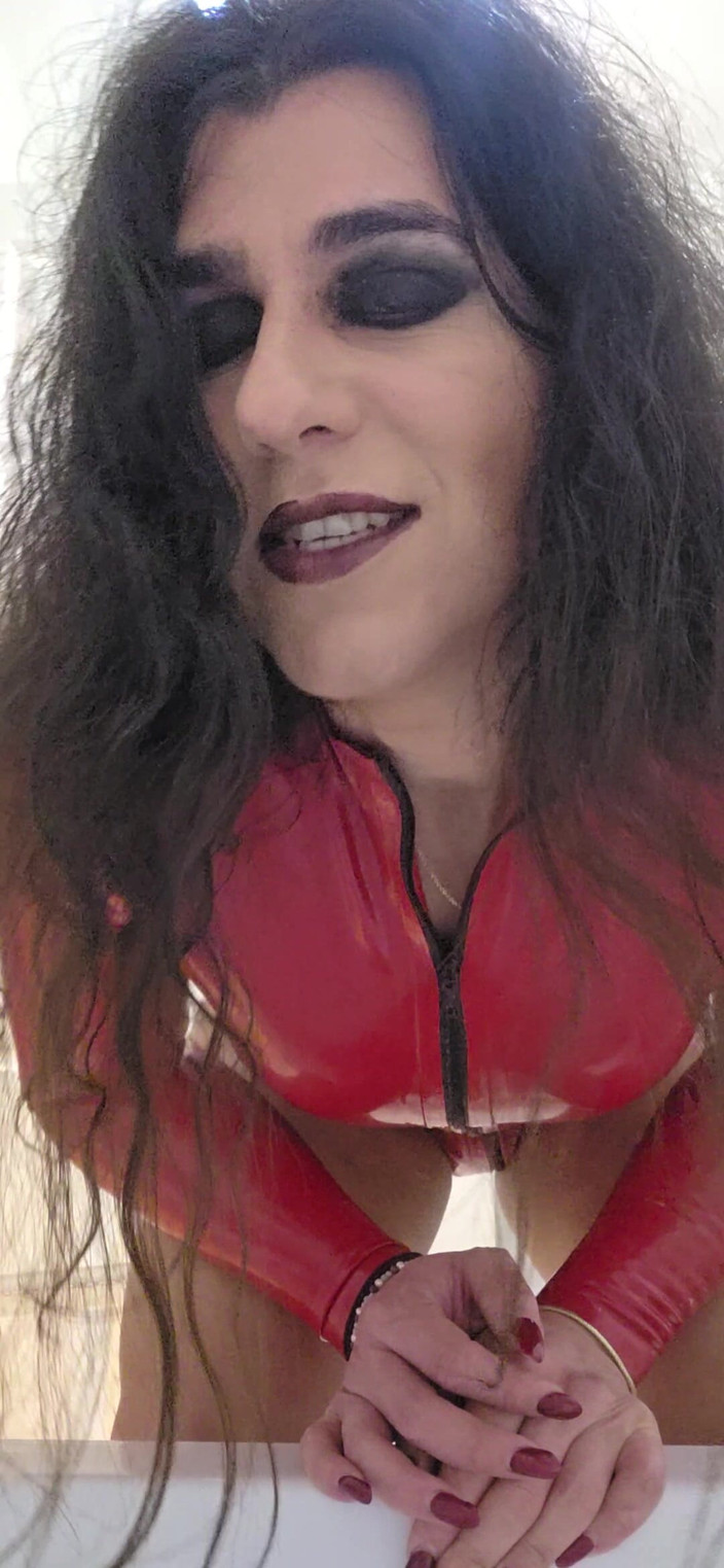 Bella Roma: 그녀의 금 오줌을 마시도록 명령하는 여주인