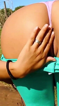 Amatorska latynoska brunetka cameltoe na zewnątrz