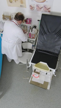 Aufnahme von rektaltemperaturmessung bei nackter frau