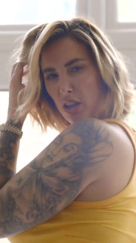 Dicker arsch paige turnah yogahosen arsch twerk necken, um dich hart zu machen