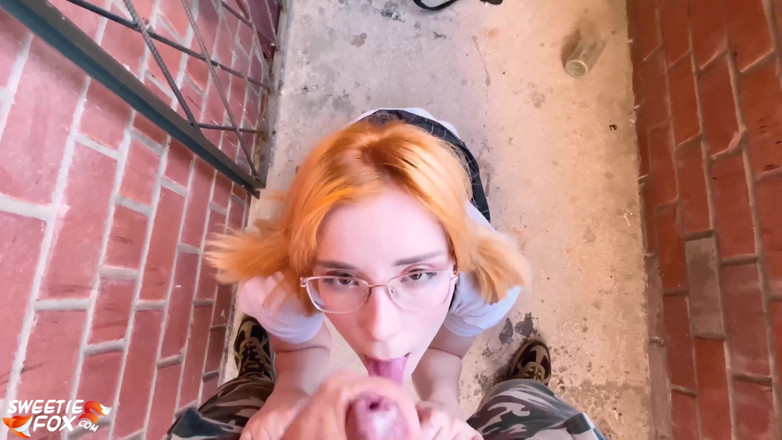 Sweetie Fox: Üvey kız kardeş balkonda gırtlağına kadar alıyor ve sikişiyor - atlanan...